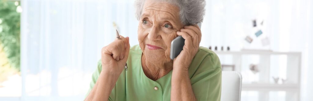 femme âgée qui parle au téléphone